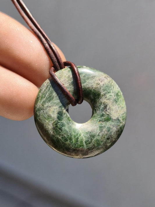 Diopsid ~ Edelstein Kette grün HIPPIE GOA Boho Ethno Natur Heilstein Rarität Kristalle Schmuck Anhänger Natur Stein Donut Geschenk Magisch - Art of Nature Berlin