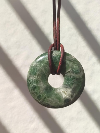 Diopsid ~ Edelstein Kette grün HIPPIE GOA Boho Ethno Natur Heilstein Rarität Kristalle Schmuck Anhänger Natur Stein Donut Geschenk Magisch - Art of Nature Berlin