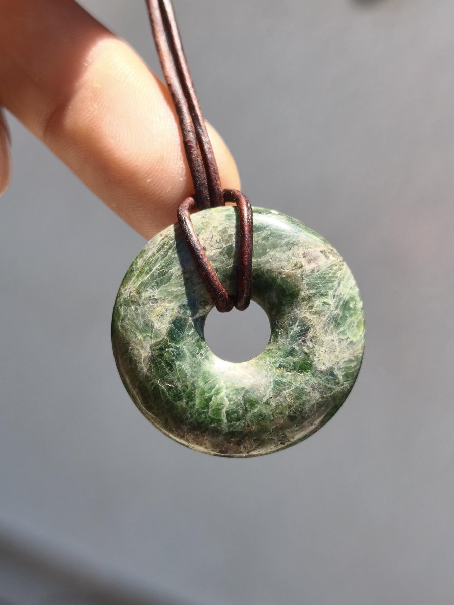 Diopsid ~ Edelstein Kette grün HIPPIE GOA Boho Ethno Natur Heilstein Rarität Kristalle Schmuck Anhänger Natur Stein Donut Geschenk Magisch - Art of Nature Berlin