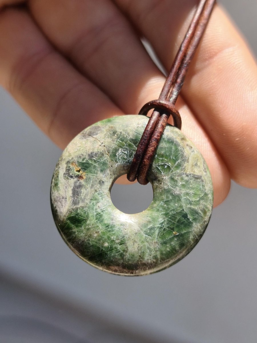 Diopsid ~ Edelstein Kette grün HIPPIE GOA Boho Ethno Natur Heilstein Rarität Kristalle Schmuck Anhänger Natur Stein Donut Geschenk Magisch - Art of Nature Berlin
