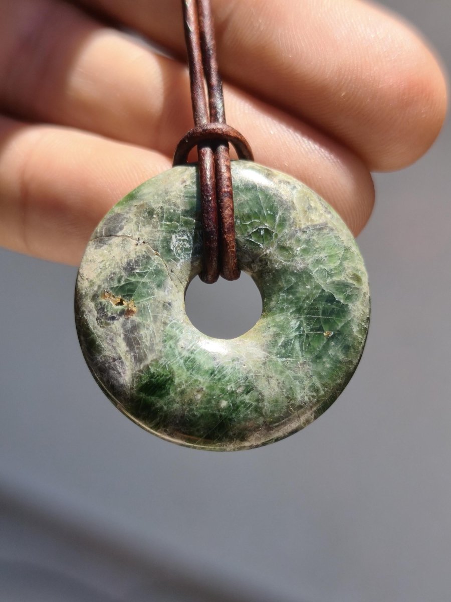 Diopsid ~ Edelstein Kette grün HIPPIE GOA Boho Ethno Natur Heilstein Rarität Kristalle Schmuck Anhänger Natur Stein Donut Geschenk Magisch - Art of Nature Berlin