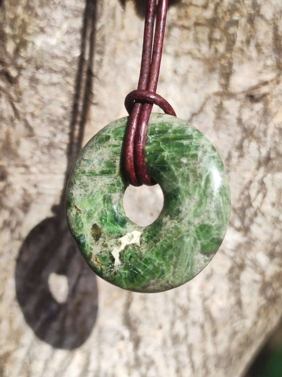 Diopsid ~ Edelstein Kette grün HIPPIE GOA Boho Ethno Natur Heilstein Rarität Kristalle Schmuck Anhänger Natur Stein Donut Geschenk Magisch - Art of Nature Berlin