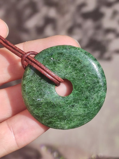 Diopsid ~ Edelstein Kette grün HIPPIE GOA Boho Ethno Natur Heilstein Rarität Kristalle Schmuck Anhänger Natur Stein Donut Geschenk Magisch - Art of Nature Berlin