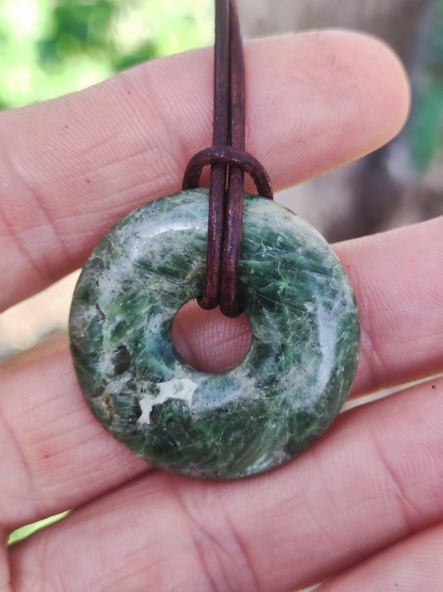 Diopsid ~ Edelstein Kette grün HIPPIE GOA Boho Ethno Natur Heilstein Rarität Kristalle Schmuck Anhänger Natur Stein Donut Geschenk Magisch - Art of Nature Berlin