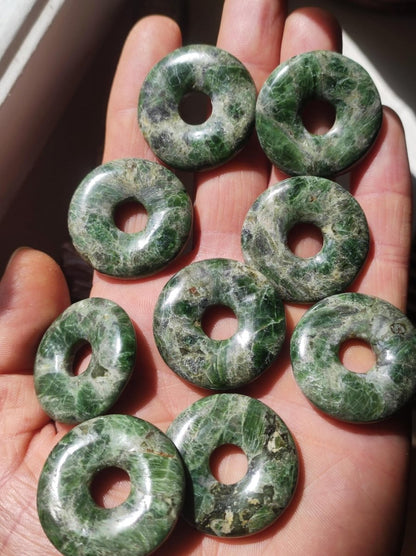 Diopsid ~ Edelstein Kette grün HIPPIE GOA Boho Ethno Natur Heilstein Rarität Kristalle Schmuck Anhänger Natur Stein Donut Geschenk Magisch - Art of Nature Berlin