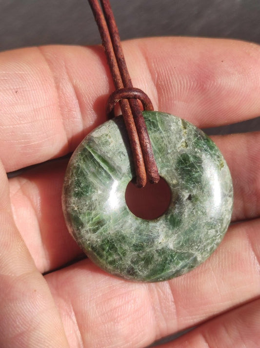 Diopsid ~ Edelstein Kette grün HIPPIE GOA Boho Ethno Natur Heilstein Rarität Kristalle Schmuck Anhänger Natur Stein Donut Geschenk Magisch - Art of Nature Berlin