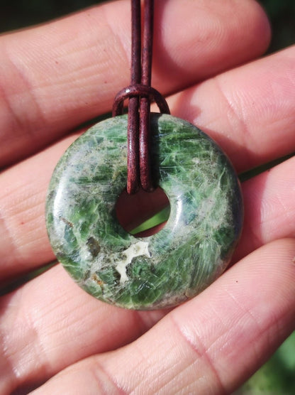 Diopsid ~ Edelstein Kette grün HIPPIE GOA Boho Ethno Natur Heilstein Rarität Kristalle Schmuck Anhänger Natur Stein Donut Geschenk Magisch - Art of Nature Berlin