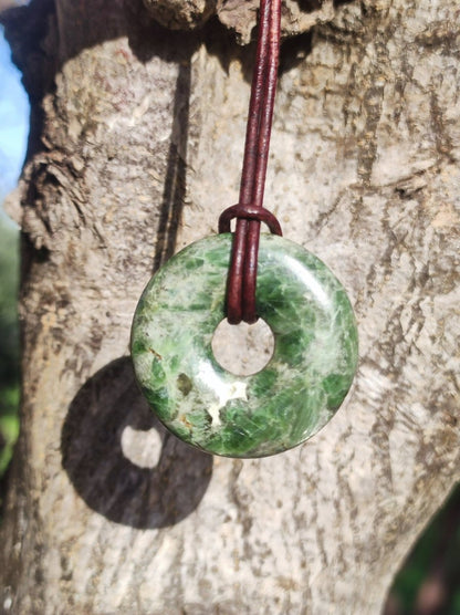 Diopsid ~ Edelstein Kette grün HIPPIE GOA Boho Ethno Natur Heilstein Rarität Kristalle Schmuck Anhänger Natur Stein Donut Geschenk Magisch - Art of Nature Berlin