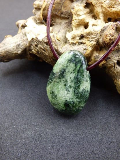 Diopsid ~ Edelstein Kette grün HIPPIE GOA Boho Ethno Natur Heilstein Rarität Kristalle Schmuck Anhänger Natur Stein Russia Geschenk Magisch - Art of Nature Berlin