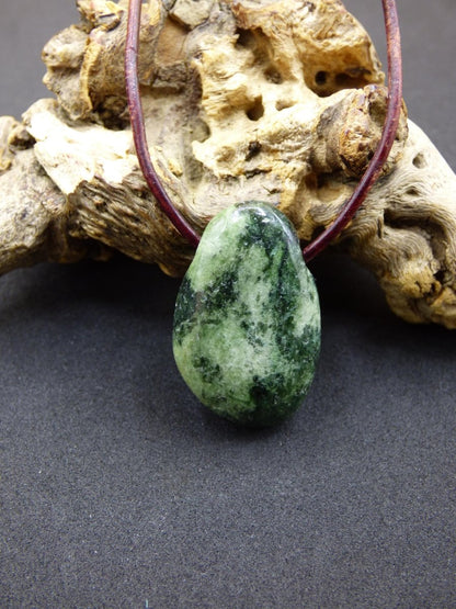 Diopsid ~ Edelstein Kette grün HIPPIE GOA Boho Ethno Natur Heilstein Rarität Kristalle Schmuck Anhänger Natur Stein Russia Geschenk Magisch - Art of Nature Berlin