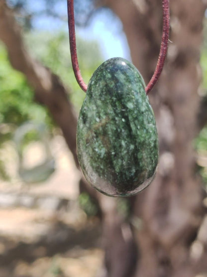 Diopsid - Edelstein Kette Heilstein grün Glück Geschenk Mann Frau Er Sie GOA Boho Tibet Ethno Natur Chakra Schutz Energie Rarität Unikat - Art of Nature Berlin