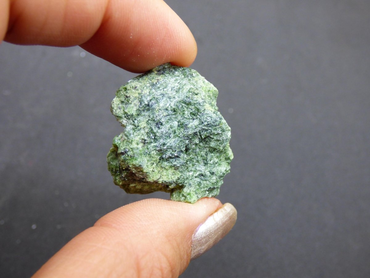 Diopsid mit Quarz - Roh Stufe Russland Dekostück Sammler Mineral Edelstein Rarität Selten grün Heilstein - Art of Nature Berlin