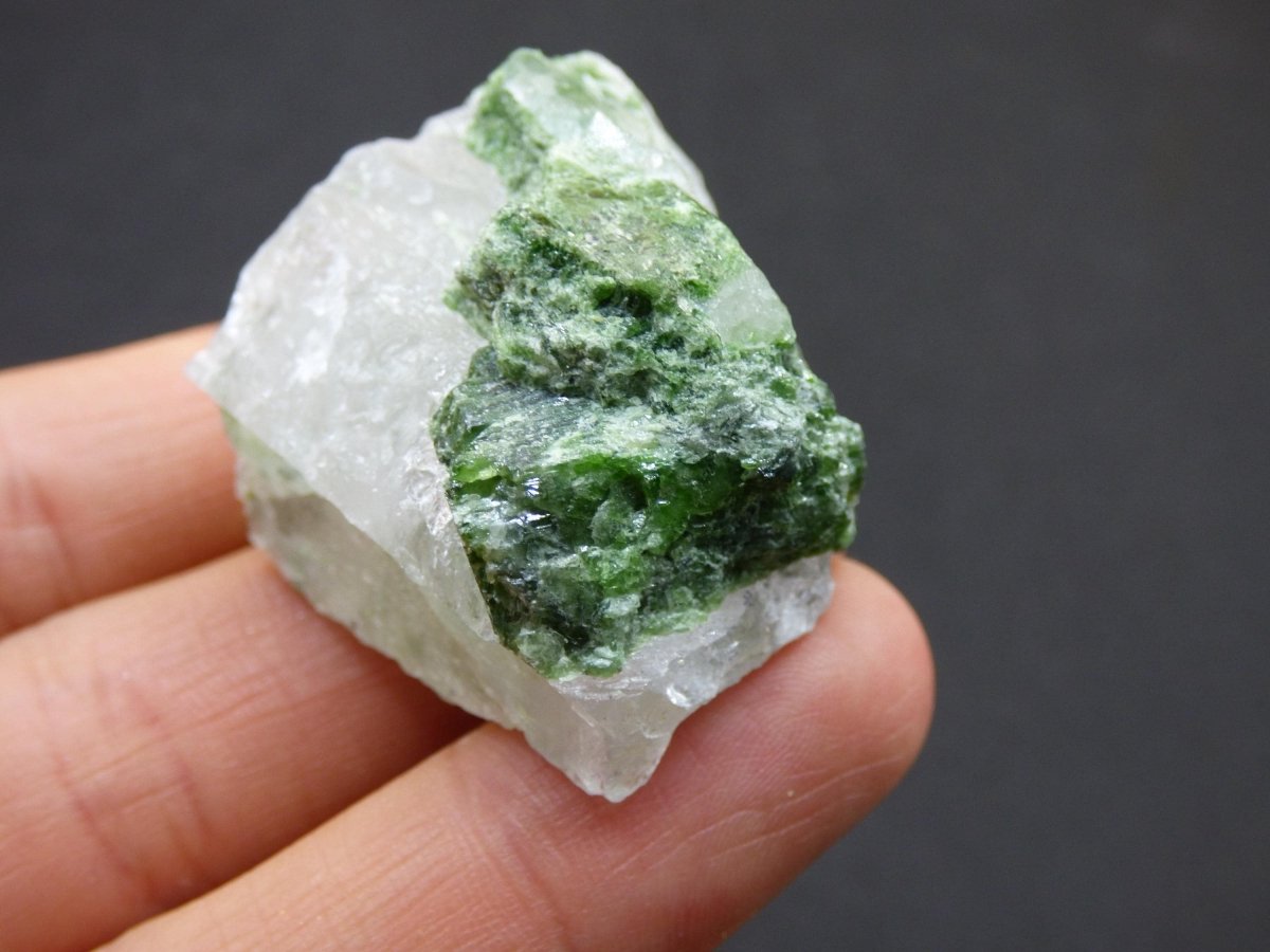 Diopsid mit Quarz - Roh Stufe Russland Dekostück Sammler Mineral Edelstein Rarität Selten grün Heilstein - Art of Nature Berlin