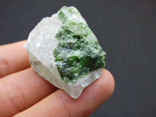 Diopsid mit Quarz - Roh Stufe Russland Dekostück Sammler Mineral Edelstein Rarität Selten grün Heilstein - Art of Nature Berlin