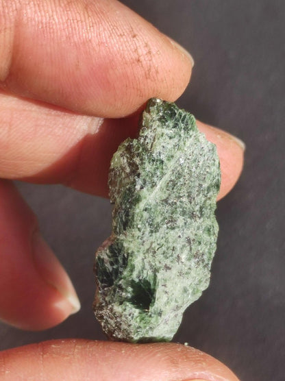 Diopsid mit Quarz - Roh Stufe Russland Dekostück Sammler Mineral Edelstein Rarität Selten grün Heilstein - Art of Nature Berlin