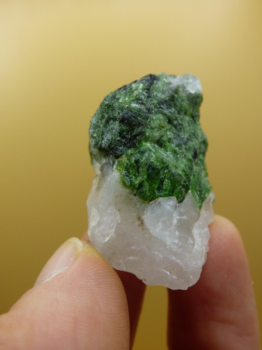 Diopsid mit Quarz - Roh Stufe Russland Dekostück Sammler Mineral Edelstein Rarität Selten grün Heilstein - Art of Nature Berlin