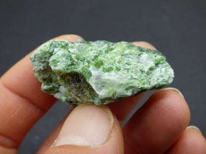 Diopsid mit Quarz - Roh Stufe Russland Dekostück Sammler Mineral Edelstein Rarität Selten grün Heilstein - Art of Nature Berlin