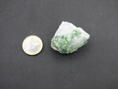 Diopsid mit Quarz - Roh Stufe Russland Dekostück Sammler Mineral Edelstein Rarität Selten grün Heilstein - Art of Nature Berlin