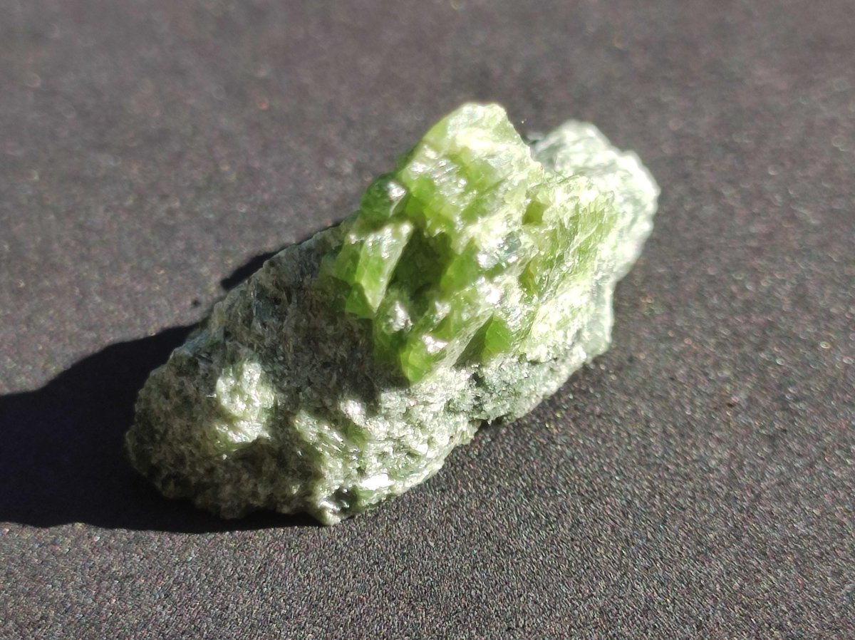 Diopsid mit Quarz - Roh Stufe Russland Dekostück Sammler Mineral Edelstein Rarität Selten grün Heilstein - Art of Nature Berlin