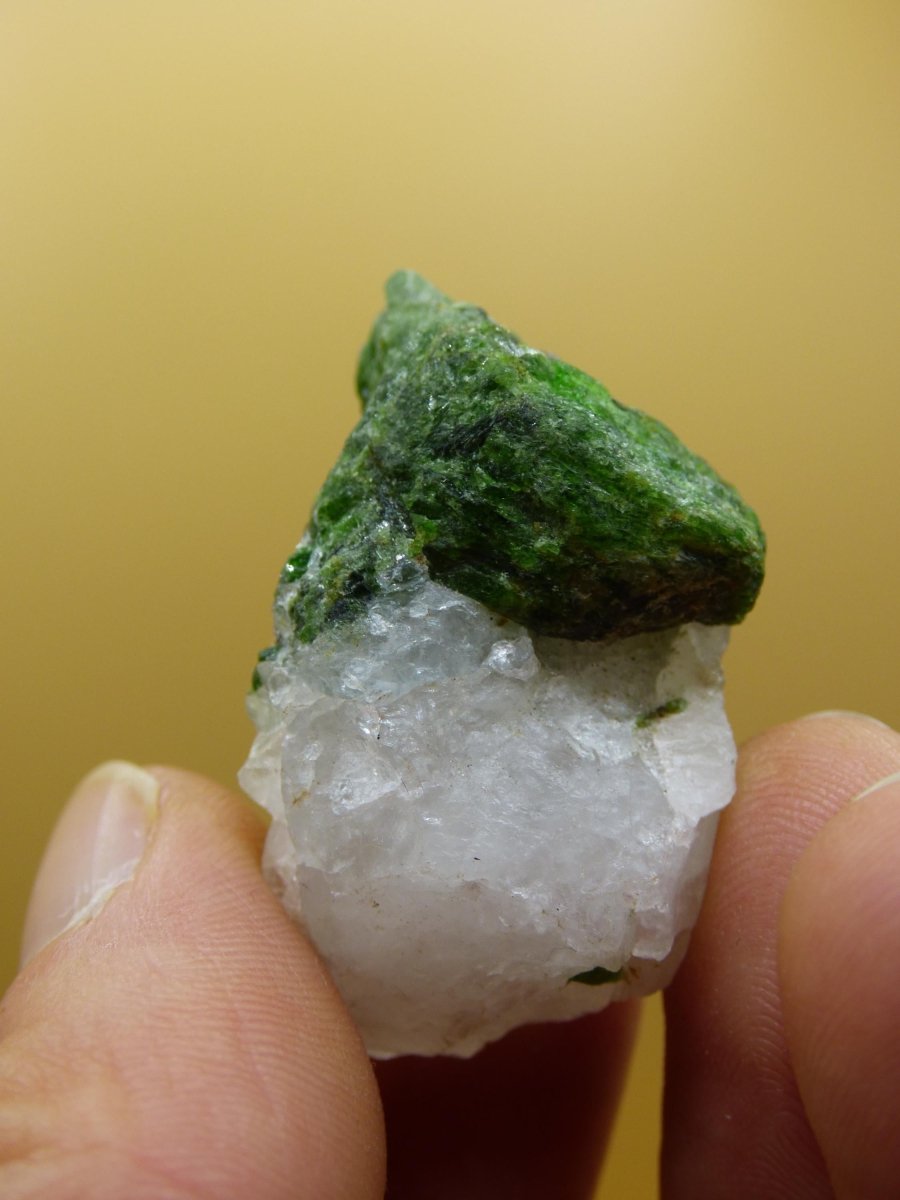 Diopsid mit Quarz - Roh Stufe Russland Dekostück Sammler Mineral Edelstein Rarität Selten grün Heilstein - Art of Nature Berlin