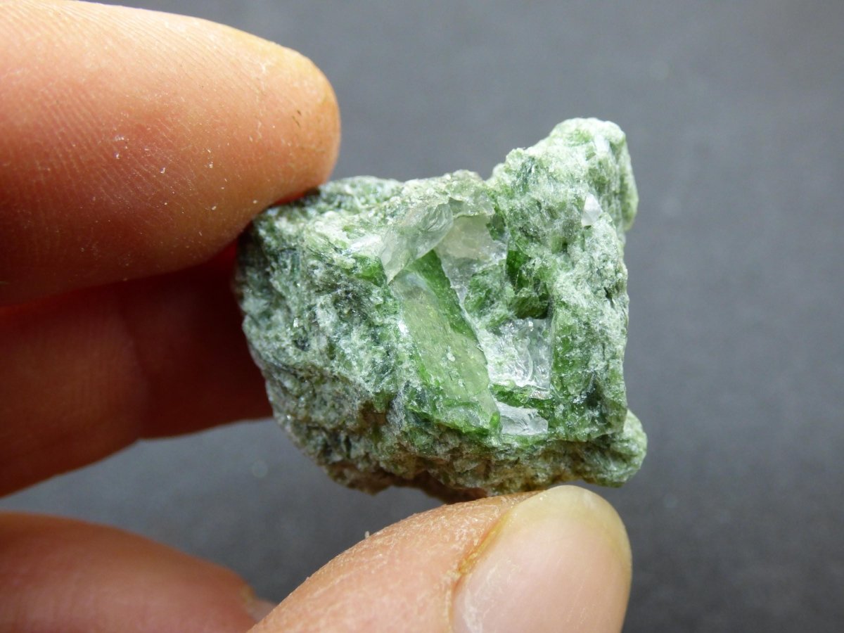 Diopsid mit Quarz - Roh Stufe Russland Dekostück Sammler Mineral Edelstein Rarität Selten grün Heilstein - Art of Nature Berlin