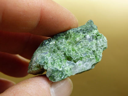 Diopsid mit Quarz - Roh Stufe Russland Dekostück Sammler Mineral Edelstein Rarität Selten grün Heilstein - Art of Nature Berlin