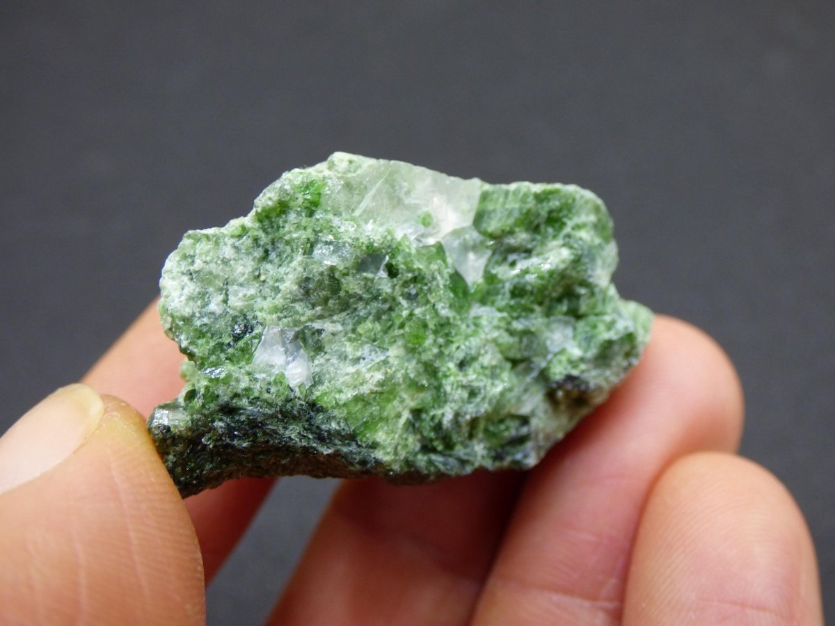 Diopsid mit Quarz - Roh Stufe Russland Dekostück Sammler Mineral Edelstein Rarität Selten grün Heilstein - Art of Nature Berlin