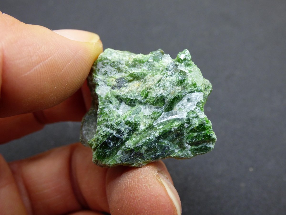 Diopsid mit Quarz - Roh Stufe Russland Dekostück Sammler Mineral Edelstein Rarität Selten grün Heilstein - Art of Nature Berlin