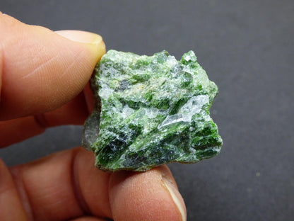 Diopsid mit Quarz - Roh Stufe Russland Dekostück Sammler Mineral Edelstein Rarität Selten grün Heilstein - Art of Nature Berlin