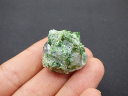 Diopsid mit Quarz - Roh Stufe Russland Dekostück Sammler Mineral Edelstein Rarität Selten grün Heilstein - Art of Nature Berlin