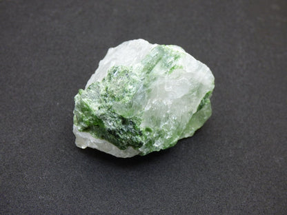 Diopsid mit Quarz - Roh Stufe Russland Dekostück Sammler Mineral Edelstein Rarität Selten grün Heilstein - Art of Nature Berlin