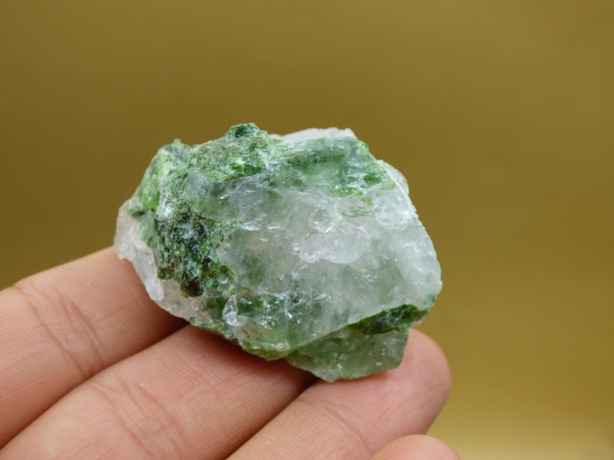 Diopsid mit Quarz - Roh Stufe Russland Dekostück Sammler Mineral Edelstein Rarität Selten grün Heilstein - Art of Nature Berlin