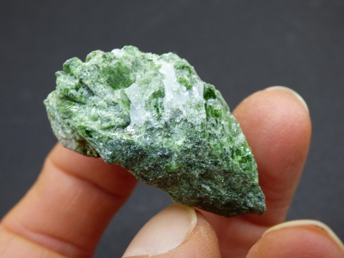 Diopsid mit Quarz - Roh Stufe Russland Dekostück Sammler Mineral Edelstein Rarität Selten grün Heilstein - Art of Nature Berlin