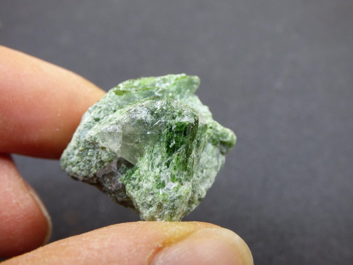 Diopsid mit Quarz - Roh Stufe Russland Dekostück Sammler Mineral Edelstein Rarität Selten grün Heilstein - Art of Nature Berlin