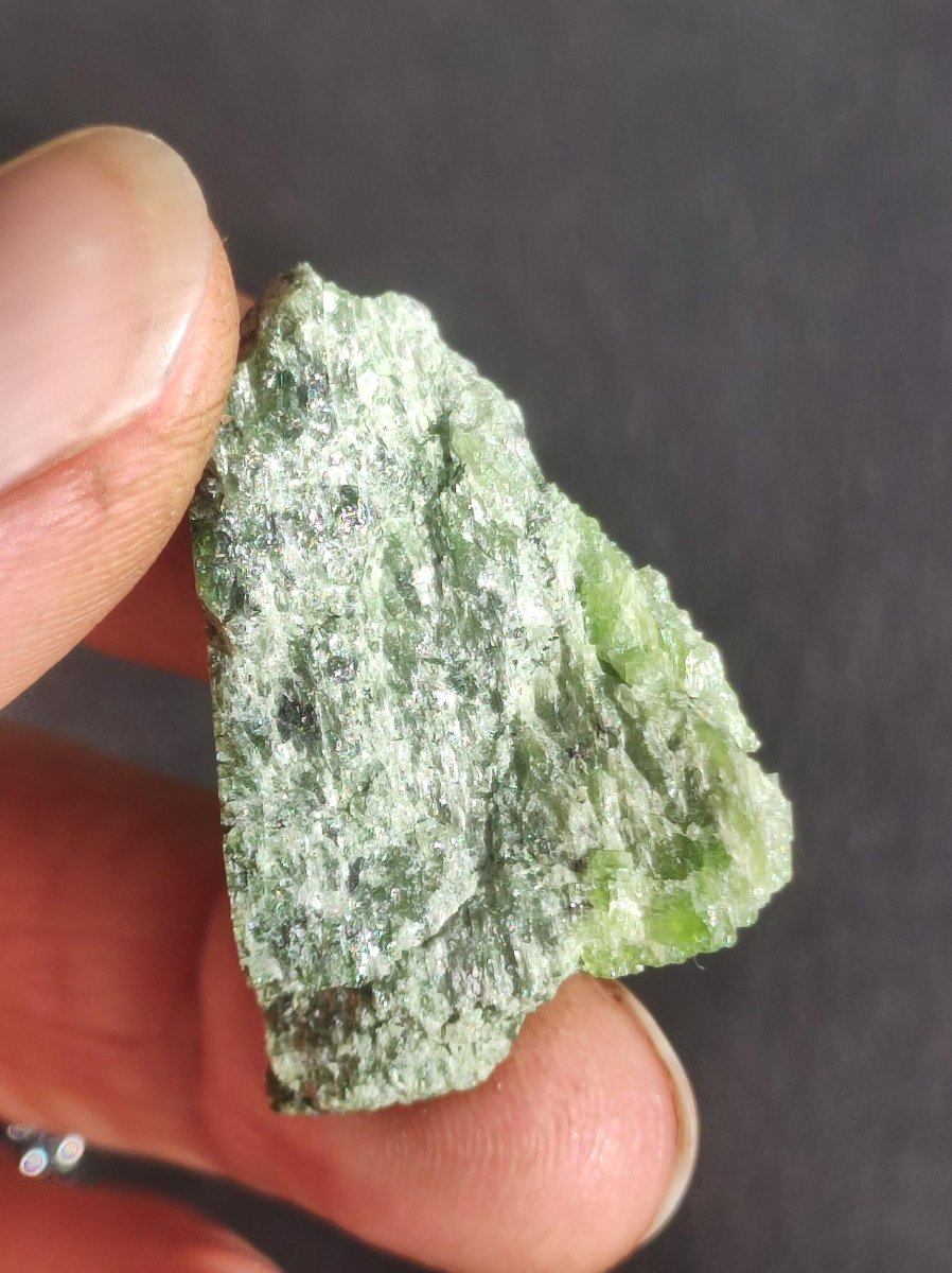 Diopsid mit Quarz - Roh Stufe Russland Dekostück Sammler Mineral Edelstein Rarität Selten grün Heilstein - Art of Nature Berlin