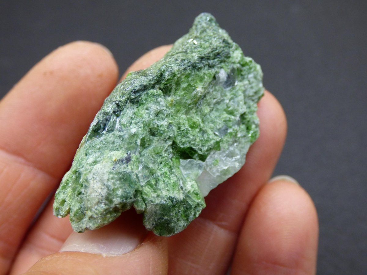 Diopsid mit Quarz - Roh Stufe Russland Dekostück Sammler Mineral Edelstein Rarität Selten grün Heilstein - Art of Nature Berlin