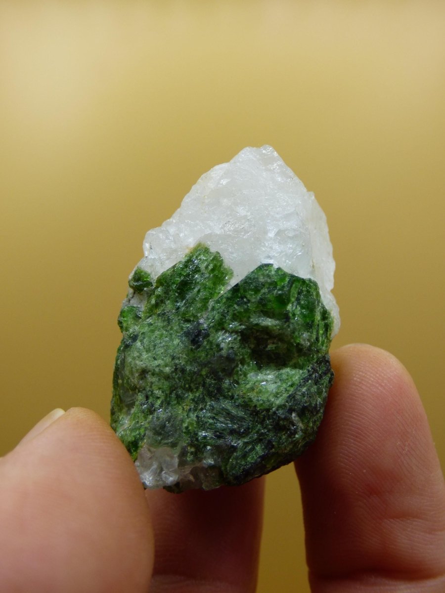 Diopsid mit Quarz - Roh Stufe Russland Dekostück Sammler Mineral Edelstein Rarität Selten grün Heilstein - Art of Nature Berlin