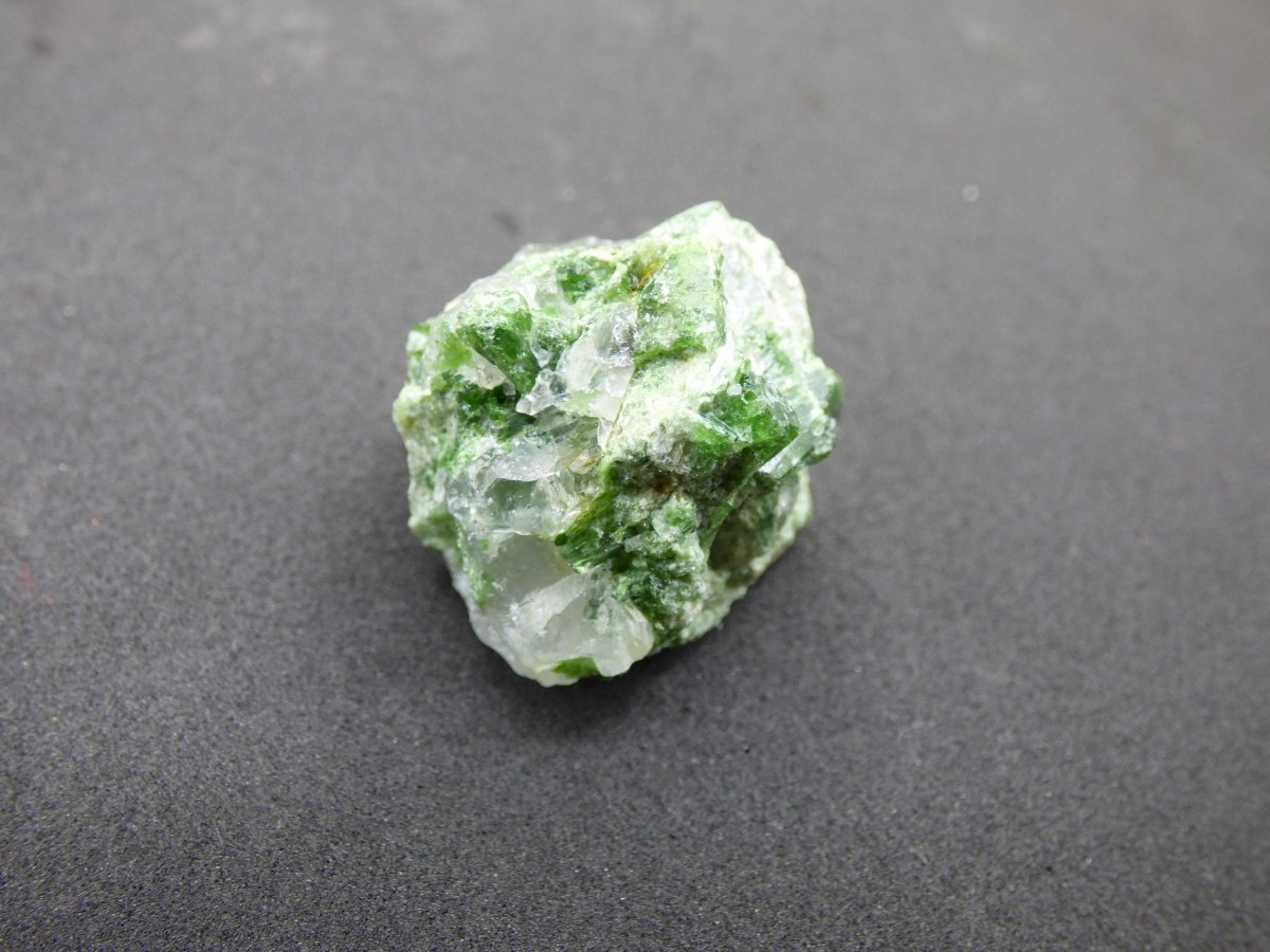 Diopsid mit Quarz - Roh Stufe Russland Dekostück Sammler Mineral Edelstein Rarität Selten grün Heilstein - Art of Nature Berlin