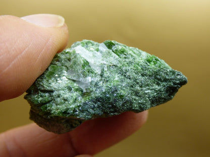 Diopsid mit Quarz - Roh Stufe Russland Dekostück Sammler Mineral Edelstein Rarität Selten grün Heilstein - Art of Nature Berlin