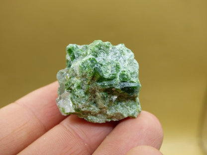 Diopsid mit Quarz - Roh Stufe Russland Dekostück Sammler Mineral Edelstein Rarität Selten grün Heilstein - Art of Nature Berlin