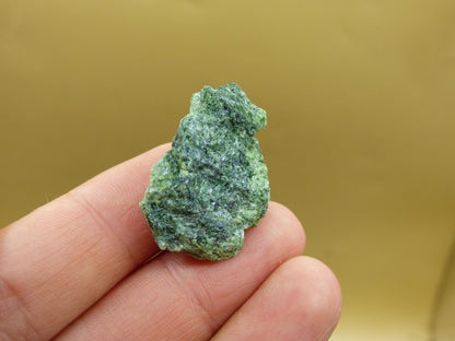 Diopsid mit Quarz - Roh Stufe Russland Dekostück Sammler Mineral Edelstein Rarität Selten grün Heilstein - Art of Nature Berlin