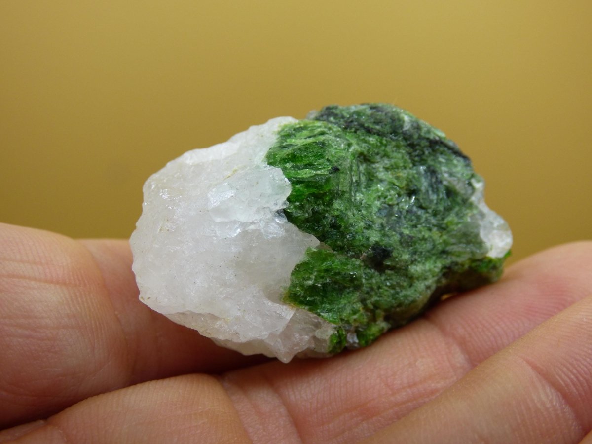 Diopsid mit Quarz - Roh Stufe Russland Dekostück Sammler Mineral Edelstein Rarität Selten grün Heilstein - Art of Nature Berlin