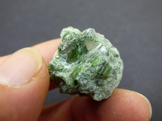 Diopsid mit Quarz - Roh Stufe Russland Dekostück Sammler Mineral Edelstein Rarität Selten grün Heilstein - Art of Nature Berlin