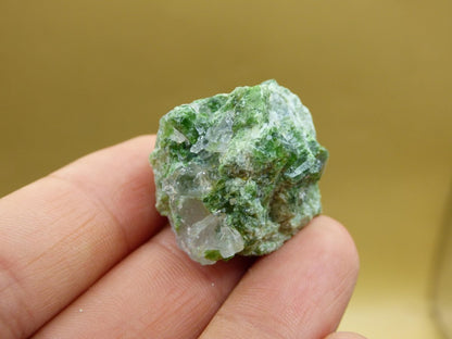 Diopsid mit Quarz - Roh Stufe Russland Dekostück Sammler Mineral Edelstein Rarität Selten grün Heilstein - Art of Nature Berlin