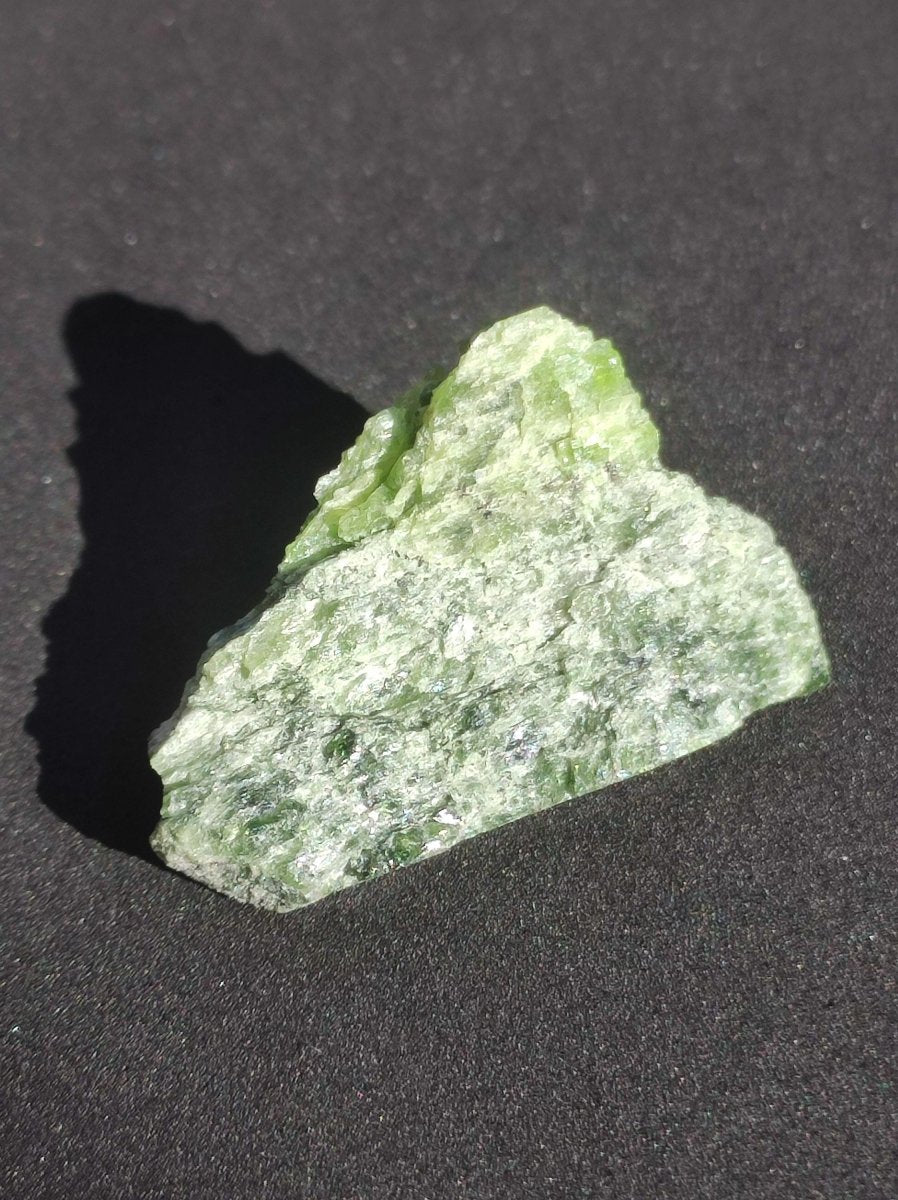 Diopsid mit Quarz - Roh Stufe Russland Dekostück Sammler Mineral Edelstein Rarität Selten grün Heilstein - Art of Nature Berlin