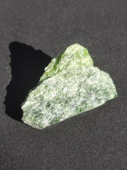 Diopsid mit Quarz - Roh Stufe Russland Dekostück Sammler Mineral Edelstein Rarität Selten grün Heilstein - Art of Nature Berlin