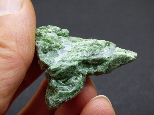 Diopsid mit Quarz - Roh Stufe Russland Dekostück Sammler Mineral Edelstein Rarität Selten grün Heilstein - Art of Nature Berlin