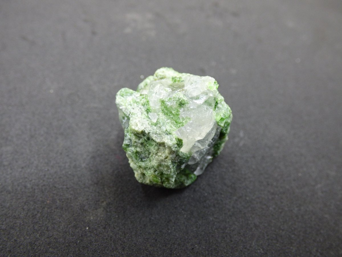 Diopsid mit Quarz - Roh Stufe Russland Dekostück Sammler Mineral Edelstein Rarität Selten grün Heilstein - Art of Nature Berlin