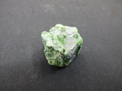 Diopsid mit Quarz - Roh Stufe Russland Dekostück Sammler Mineral Edelstein Rarität Selten grün Heilstein - Art of Nature Berlin