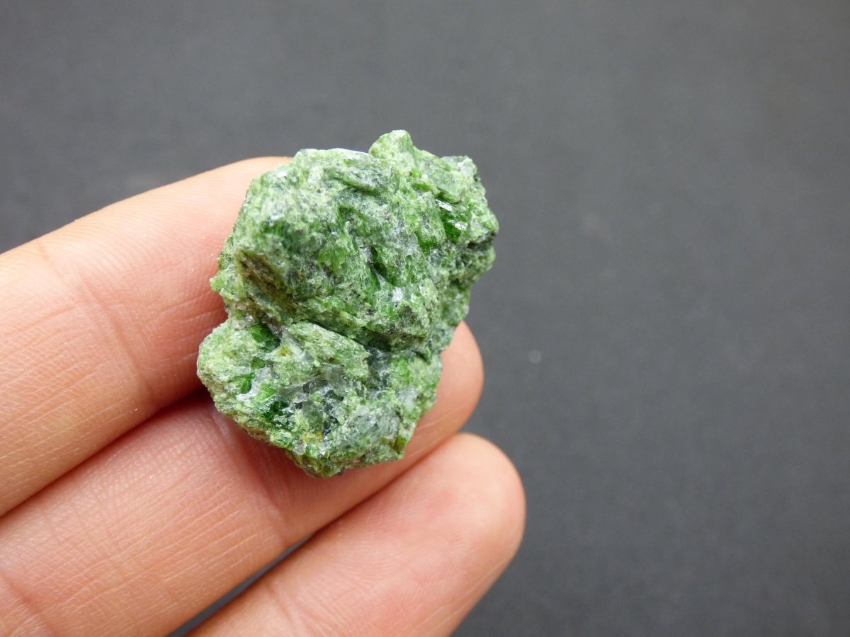 Diopsid mit Quarz - Roh Stufe Russland Dekostück Sammler Mineral Edelstein Rarität Selten grün Heilstein - Art of Nature Berlin